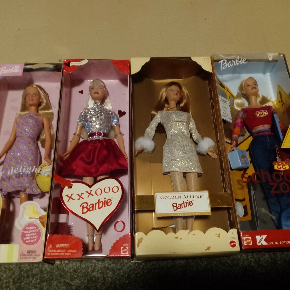 '90s Holiday Barbies